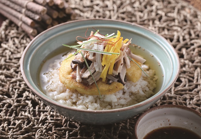 평양온반은 흰쌀밥 위에 녹두지짐을 얹고 삶은 닭고기, 버섯,야채 등을 올리고 닭고기나 소고기 육수를 부어 먹는다. 한식진흥원